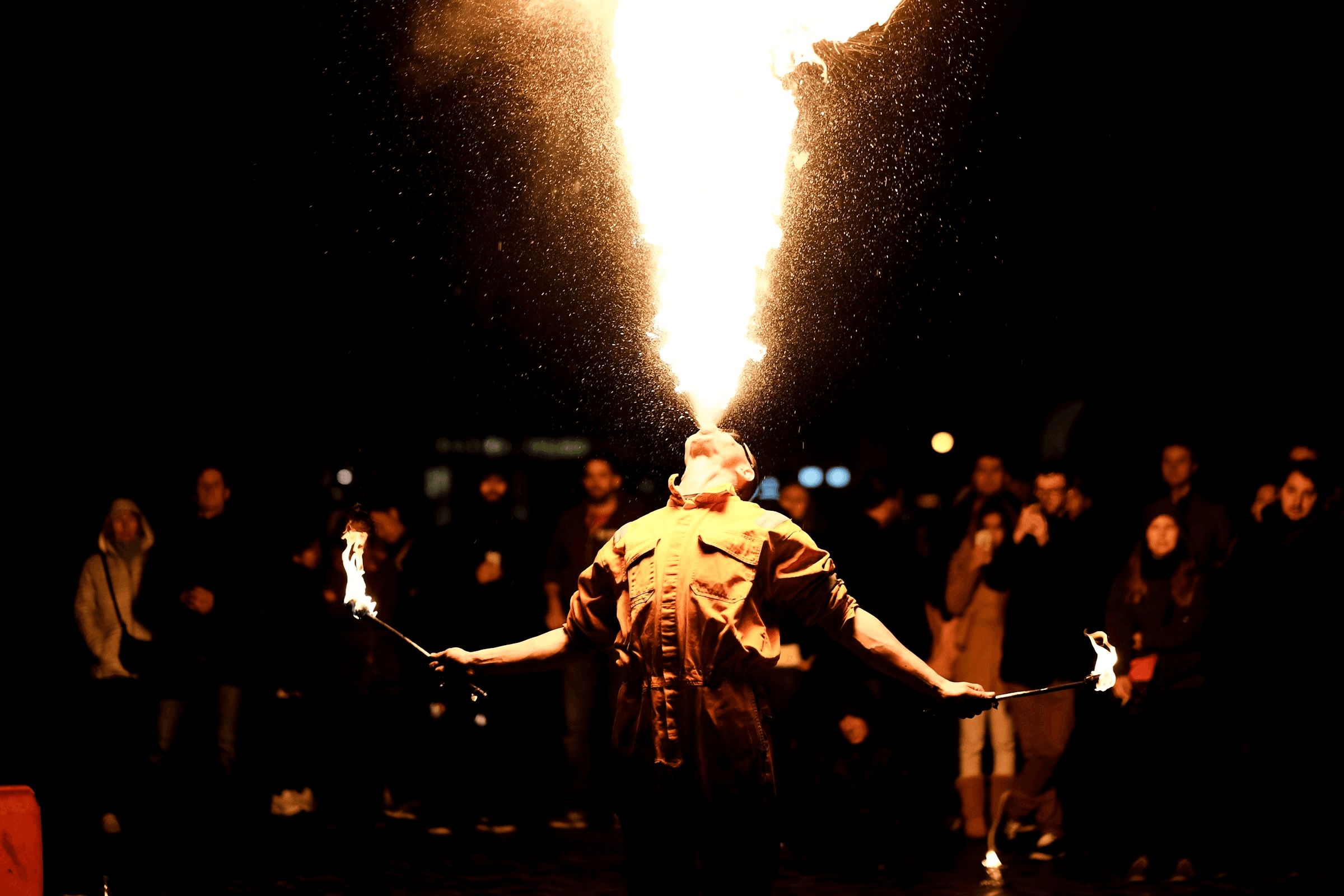 Ein Feuerspucker bei einem Straßenkunst-Festival